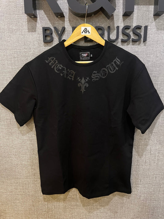 Playera Oversize Fleur de Lis R&H negra vista frontal, detalle de print gótico