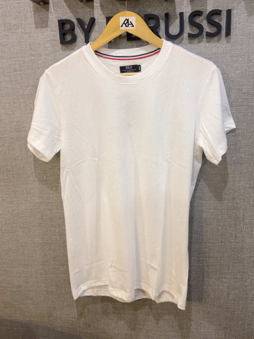 Playera básica Slim Fit R&H en blanco, fotografía provisional