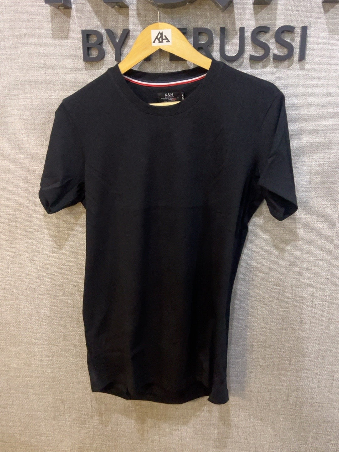 Playera básica Slim Fit negra - foto provisional R&H by Perussi