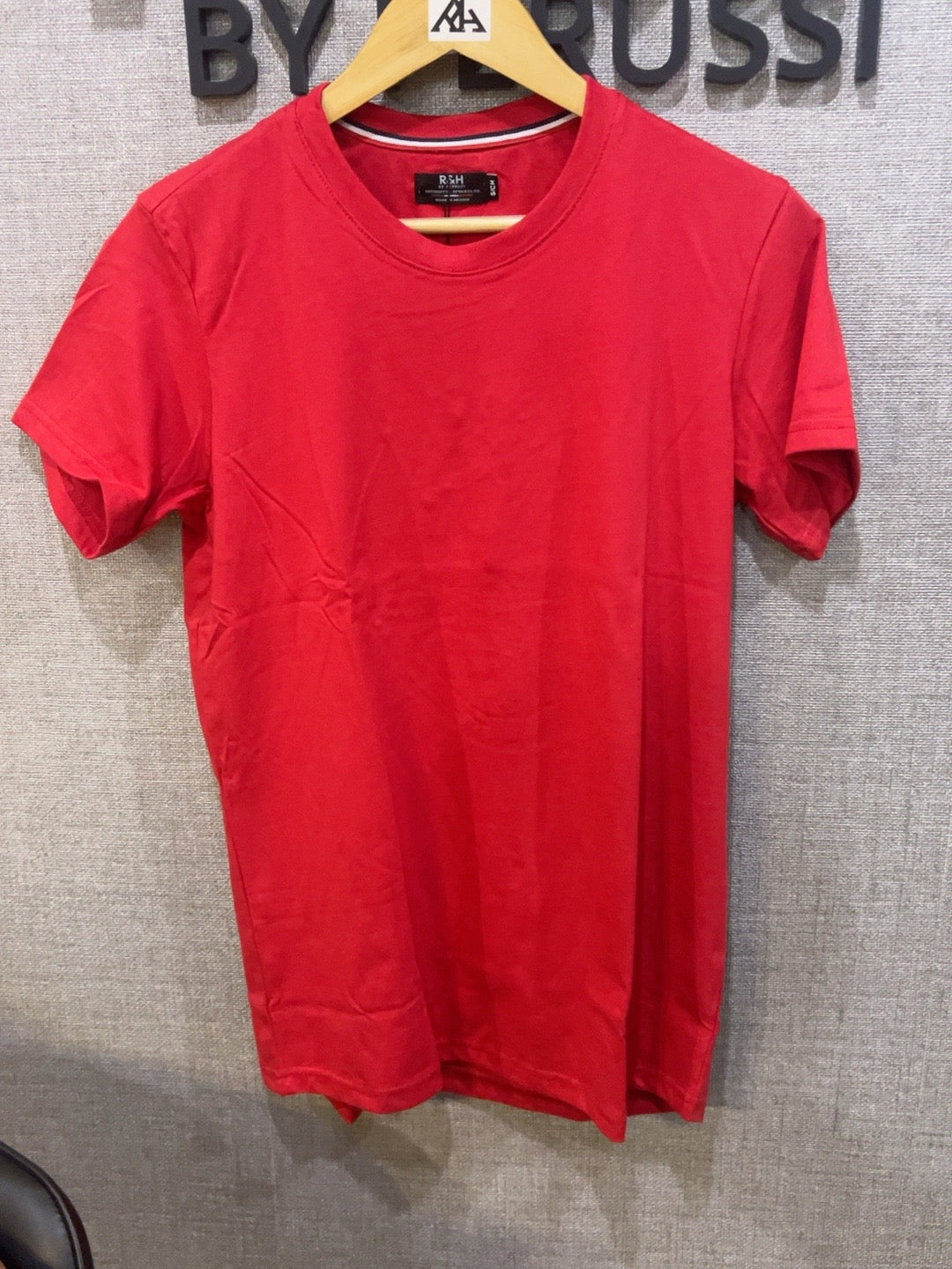 Playera básica Slim Fit R&H roja, fotografía provisional